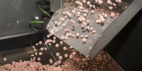 围绕美国最新关税政策导致的医药股全球分化现象,解析关税如何改变供应链、成本结构与市场预期,评估各国与子行业受冲击的方向,并提出投资者与企业应对策略与长期展望
