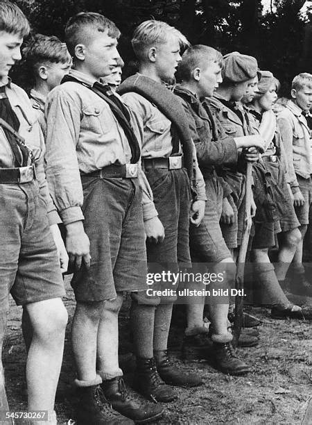 希特勒青年团作为纳粹德国执政时期的核心少年组织,扮演了宣传纳粹思想、培养未来战斗力的重要角色。其起源、发展、组织架构及对少年儿童的深远影响,成为研究二战历史的重要切入点。本文系统梳理了希特勒青年团的兴起过程、组织体系、意识形态灌输方式以及在战时的角色,深入分析了其给当代及后世带来的历史教训。
