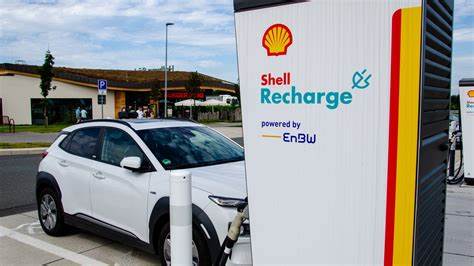 随着全球能源结构转型趋势加速,电动汽车在亚太地区的快速普及吸引了大型石油公司积极布局电动汽车充电基础设施,推动跨行业融合与能源多元化发展。本文深入探讨了大型石油企业进军亚太电动汽车充电市场的背景、动因及未来趋势,并分析了该区域市场的独特优势与挑战。
