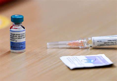 美国疾病控制与预防中心(CDC)可能调整儿童疫苗接种建议,引发医学界和公众广泛讨论。本文深入分析这一政策变化背后的原因、丹麦的相关经验以及对全球疫苗接种策略的潜在影响。
