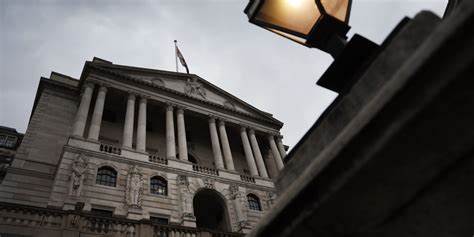 随着全球经济环境的快速变化,本周多个主要央行轮番登场,推出关键性货币政策调整,给全球金融市场带来深远影响。了解此次央行集体动作背后的原因及其对经济前景的意义,对于投资者和经济观察者具有重要参考价值。
