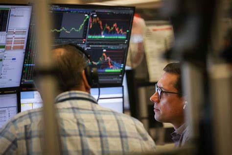 尽管经济数据表现疲软且面临多重挑战,全球股市却意外强劲上涨。这种经济与市场表现的反差引发广泛关注,文章深入探讨了当前经济环境下股市飙升的多重因素,包括货币政策调整、美元走势以及科技创新的影响。通过解析多维度因素,揭示资本市场如何在复杂局势中寻求机会。
