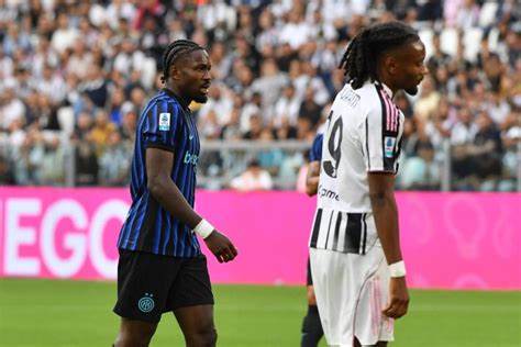 在尤文图斯与国际米兰的激烈比赛中,图拉姆兄弟双双进球,赛场上的一个幽默瞬间却引发了球迷的热议,展示了兄弟间深厚的情谊与足球世界的复杂情感。本文深度解析了这一事件的前因后果,以及不同阵营球迷的反应和背后的文化意义。
