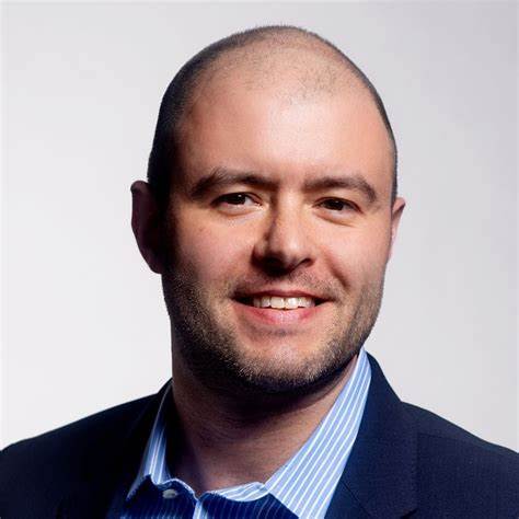 随着美国政府积极参与科技与国防领域投资,洛克希德·马丁这家国防巨头或成为政府下一阶段投资的重要目标,其与政府的紧密合作关系及未来增长潜力备受关注。
