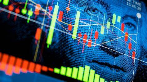 随着经济周期的波动和不确定性的增加,提前制定科学合理的退休规划变得尤为重要。本文深入探讨在经济低迷时期如何调整财务策略,强化应急准备,优化资产配置,确保退休生活的稳定和安心。
