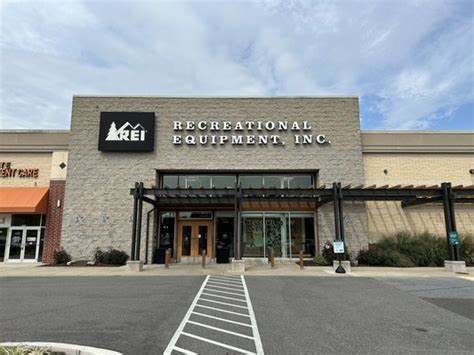 本文详细介绍了马里兰州霍华德县哥伦比亚地区及其周边的REI户外用品店铺位置、营业时间以及特色服务,为热爱户外运动和户外装备的消费者提供全面实用的购物指南。
