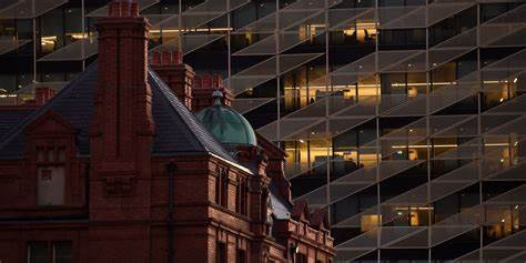 爱尔兰中央银行近日在美国产品关税达成协议的背景下上调了国家经济增长预期,这一变化对爱尔兰经济未来走向具有深远影响,体现了国际贸易政策对小型开放经济体的积极推动作用。本文详细解析关税协议对爱尔兰经济的影响及未来发展趋势。
