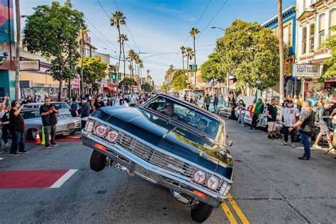 深入了解2025年旧金山低rider文化节及其首届全球电视直播低rider游行,这场融合拉丁文化遗产、汽车艺术及社区自豪感的重要盛会,展示了低rider文化的独特魅力与持续发展动力。
