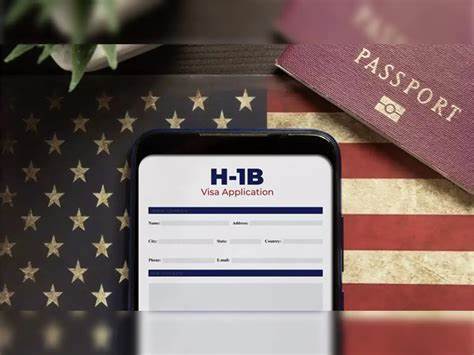 随着美国总统特朗普对H-1B签证政策进行严厉调整,印度信息技术行业正面临前所未有的挑战和变革。这一政策将深刻影响印度IT企业的全球业务模式,迫使行业重新制定人才策略,应对风险与机遇并存的未来。
