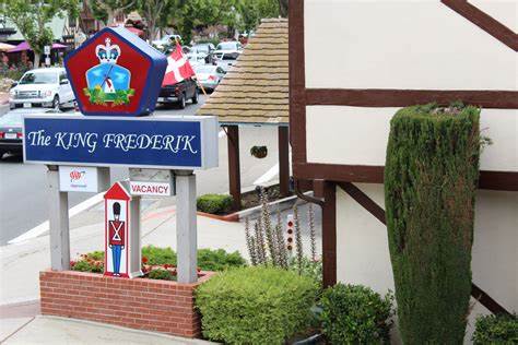 深入了解坐落于加州索尔vang市中心的弗雷德里克国王旅馆,这家拥有60多年历史的丹麦风格酒店不仅为旅客提供舒适便利的住宿环境,更传承着独特的文化遗产和温暖的家族式接待。享受一段融合传统与现代的旅行体验,探索圣塔伊内兹谷的风土人情与迷人魅力。
