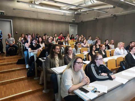 深入了解克罗地亚里耶卡大学哲学学院的学科设置、教学特色及国际化优势,为未来求学者提供详尽的指导和实用建议。探索多样化的学术环境,感受中欧文化交融带来的独特魅力。
