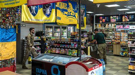 描绘乌克兰战争中加油站如何从普通民生设施转变为前线补给点、情感据点与社会记忆,揭示它们对军民关系、后勤保障与民族士气的深远影响
