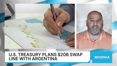 美国计划向阿根廷提供200亿美元的货币互换额度,配合购债行动,支持总统哈维尔·米莱的经济改革及稳定努力。此举旨在缓解阿根廷货币压力,提升外汇储备,推动市场机制转型,并助力即将到来的国会中期选举。分析指出,这项合作代表美国在拉美政策上的战略调整,同时也面对内部外部多重挑战。
