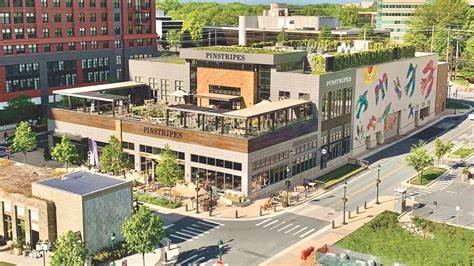 探讨Pinstripes餐饮娱乐连锁破产的深层原因,剖析经济环境、市场变化及公司战略失误对其经营困境的影响,同时展望餐饮娱乐行业的未来走向。
