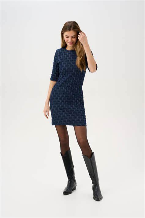 探索丹麦品牌CULTURE如何将永恒优雅与当代风格完美结合,打造出兼具舒适与时尚的女性服装系列,展现多样女性魅力与环保时尚理念的品牌故事。
