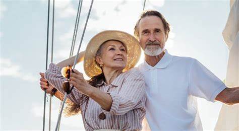 探索如何通过制定科学的储蓄计划和投资策略,达到每月1.2万美元的退休收入目标,保障高品质的退休生活,并有效应对通胀和长寿风险。
