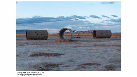 罗伯特·史密森与南希·霍尔特作为土地艺术的先驱者,以创新的艺术理念与自然景观融合,重新定义了艺术空间与艺术作品的边界。他们的作品不仅是对环境的深刻反思,也展现出人与自然之间复杂而微妙的关系。本文深入解析两位艺术家的创作历程、代表作及其在艺术史上的重要地位与影响。
