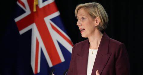 新西兰储备银行迎来历史上首位外国籍行长安娜·布雷曼,她面对政治压力与经济挑战,致力于稳定通胀和推动货币政策独立,同时尊重和融入本土毛利文化,开启储备银行新时代。
