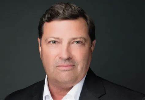 Dreamscape Hospitality任命Aimbridge原首席投资官比尔·斯塔德勒出任同职,本文解读任命背后的行业逻辑、斯塔德勒的经验价值、对Dreamscape扩张策略的影响以及这一人事变动在酒店管理与投资领域的潜在连锁反应。
