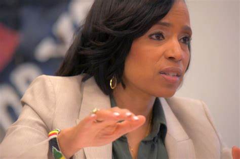 围绕稳定币与加密货币监管的争论正进入关键时刻。本文从金融稳定、消费者保护、反洗钱与环境影响四大维度分析风险,并提出可行的立法方向与策略,供马里兰参议员与选民参考。
