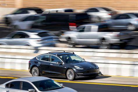 本文全面剖析特斯拉近期股价的上升趋势,探讨推动这一变化的宏观经济环境和特斯拉自身的核心因素,展望其在2025年实现盈亏平衡的可能性和潜在影响。
