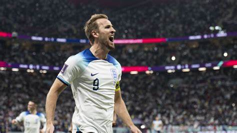 哈里·凯恩在本赛季欧冠联赛中的卓越表现,不仅刷新了英格兰球员的直接进球参与纪录,还巩固了他作为现代足球前锋的传奇地位。本文深入探讨了凯恩在欧冠中的非凡成就、比赛关键时刻及其对英格兰足球历史的深远影响。
