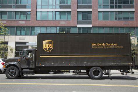 本文深入探讨联合包裹服务公司(UPS)面临的市场挑战及其高股息收益率背后的潜在风险,结合吉姆·克莱默的专业观点,揭示投资者在当前经济环境下如何理性看待UPS的投资价值。

