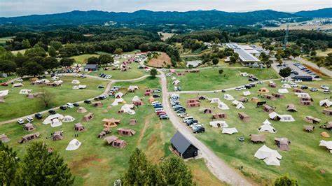 斯诺皮克总部营地位于新潟县三条市,是一个融合自然美景与高端工艺的顶级露营场地。这里不仅拥有丰富的自然资源和四季分明的景色,更融合了日本传统制造业的匠心精神,为户外爱好者提供了无与伦比的露营体验。无论是初次露营者还是资深爱好者,都能在这里找到适合自己的露营方案,实现轻松愉快的野外生活。
