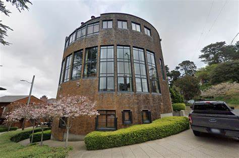 解析旧金山为何成为美国版"996城市",从数据证据、文化驱动、企业实践到法律与身心影响,提供对创业者与员工可操作的应对策略
