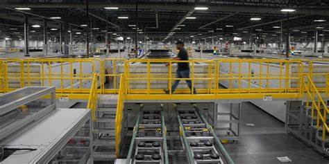 美国制造业放缓:工厂活动下降的原因、影响与应对策略
