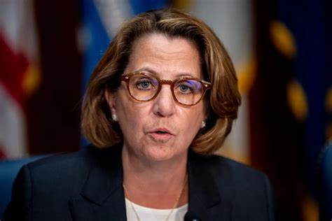 围绕特朗普在社交平台上呼吁微软解雇前副检察长丽莎·摩纳科的事件,本文梳理事件经过与主要争论点,分析国家安全与企业雇佣决策之间的张力,对科技公司与政府关系、合规与声誉风险、舆论影响及可能的法律与政策后果给出深入解读。
