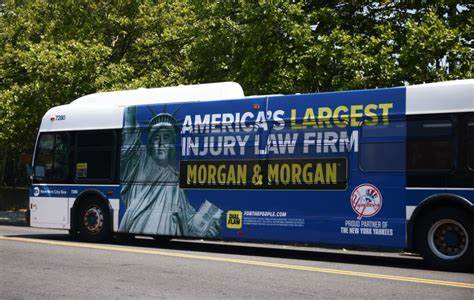 随着人工智能技术迅速融入法律领域,滥用AI生成虚假案例引用的事件引发广泛关注。本文深入分析一起知名律师事务所解雇因AI生成虚假案件引用的律师事件,探讨法律职业伦理、AI应用风险及未来规范的重要性。
