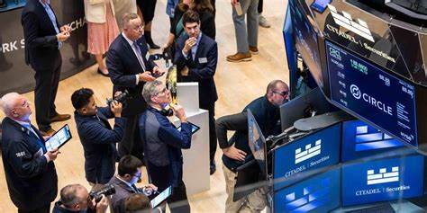 随着新一周交易的开始,美股期货小幅走低,投资者密切关注联邦政府可能面临的关门风险以及近期市场表现,探讨未来股市走势与投资策略。
