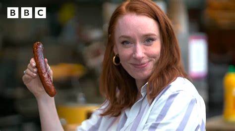 触摸屏技术已经成为现代智能设备的核心组成部分,英国数学家Hannah Fry通过一个简单的香肠实验,深入浅出地揭示了触摸屏如何通过电场变化实现精准感应。本文详细解析触摸屏的工作原理,帮助读者理解这一日常科技背后的科学机制。
