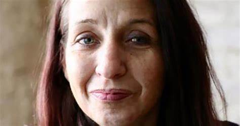 路易丝·文森特是一位坚强的药物使用者和公共卫生倡导者,她克服重重困难,为推广针具交换、纳洛酮使用和药物成分检测等减害措施做出了巨大贡献。她的故事激励了无数人重新审视药物使用者的权利与健康保障。
