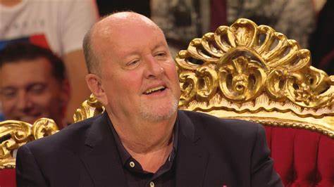 探索迈克·弗德伦作为比利时电视产业先驱的卓越贡献,以及他对电视媒体深厚的热爱和执着追求。文章全方位回顾了他如何与合作伙伴共同创立VTM电视频道,打破行业格局,以及他多年来对新闻、体育与娱乐节目的持续热情。
