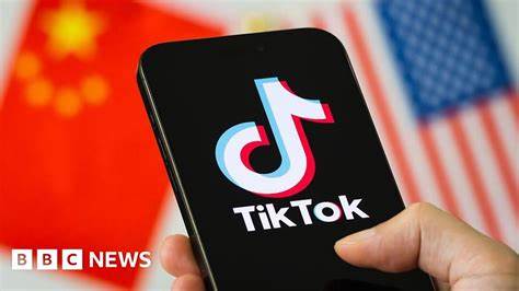 TikTok为保障在美业务安全,依据特朗普政府协议,将对其推荐算法进行重建,利用美国用户数据打造独立系统,标志着中美科技博弈中的重要转折点。本文深度解析这一举措的背景、实施过程及其对用户体验和行业生态的深远影响。
