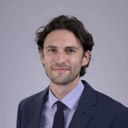 深入剖析美联储在降息议题上的内部争议,揭示政策制定过程中的复杂因素及其对全球经济和金融市场的深远影响。
