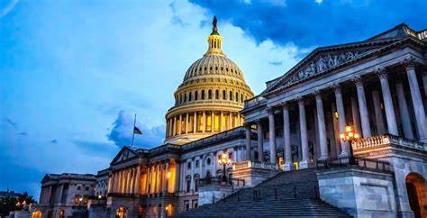 盘前美股期货在美国政府正式停摆后大幅下跌,市场情绪转为谨慎并推动避险资产上涨。文章解析期货波动的成因、短期与中长期经济影响、行业受冲击程度以及投资者可采取的风险管理与交易策略,并探讨政策走向与全球市场联动对后市的潜在影响。
