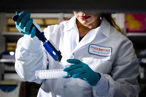 Moderna公司正以其领先的mRNA技术,不断拓展疫苗和治疗领域,涵盖流感、呼吸道合胞病毒和癌症,展现出在后COVID时代的强大创新实力和广阔市场前景。通过结合人工智能与机器学习,加速研发和优化产品,推动全球健康事业迈向新阶段。
