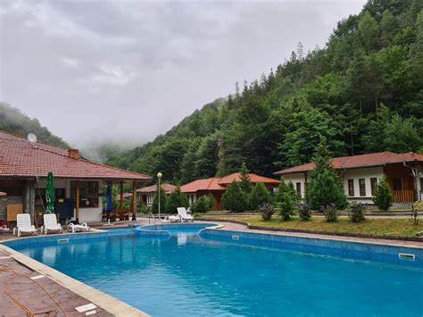 位于保加利亚Eтрополски山脉的Орлова скала度假村融合了壮丽的自然景观与舒适的住宿环境,提供丰富的户外活动及美味的传统健康美食,是逃离都市喧嚣的理想之地。通过详尽介绍,带您深入了解这一四季皆宜的度假胜地。
