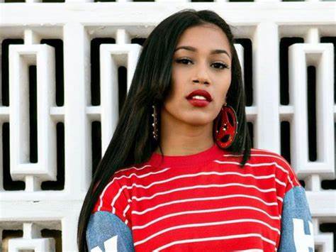 比安卡·兰德劳(艺名Bia)作为来自波士顿的说唱歌手,以其独特的双语说唱风格和坚定的女性赋权理念迅速走红。她不仅凭借音乐作品展现了非凡的才华,更通过积极推动女性团结和自我实现,成为新时代说唱界的领军人物。
