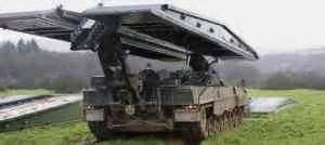 介绍LEGUAN装甲架桥车的技术特点、双14米桥新功能、国际部署与战术应用,分析其在现代作战和非作战任务中的优势和限制
