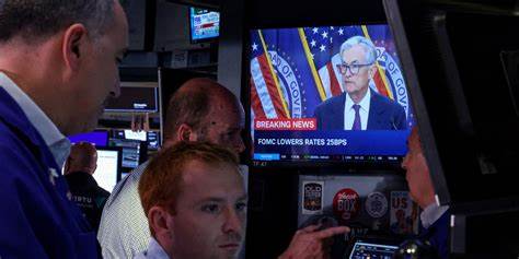 详细解读2025年9月美联储最新决策及其对股市、房市和整体经济的深远影响,揭示投资者和消费者应关注的关键经济指标和未来走势。
