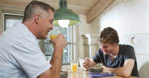 面对孩子昂贵的医学院学费,父母如何在保持自身财务安全和支持子女教育之间找到平衡?本文深入探讨了提前退休计划与资助子女高等教育之间的矛盾,结合实际案例和理财建议,帮助家庭做出明智的决策。
