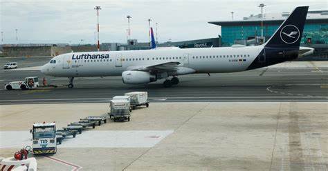 在盈利压力和投资者期待下,汉莎集团通过精简管理、推动子公司扩张与技术升级寻求重回效率轨道;文章梳理裁员背景、潜在影响、劳资风险与未来走向,为乘客、员工和投资人提供决策参考
