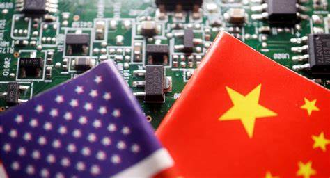 随着中美科技冲突的持续升级,中国传统模拟芯片制造商迎来了前所未有的发展机遇。美国针对成熟工艺集成电路的进口反倾销调查不仅对相关美企构成挑战,也为中国国内企业带来了显著利好,推动国产模拟芯片行业快速发展和市场份额提升。
