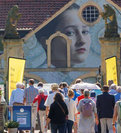 开放古迹日为汉诺威地区的居民和游客提供了绝佳的机会,深入了解丰富的文化遗产和历史建筑,体验建筑艺术与历史故事的完美融合。本文全面介绍了汉诺威地区开放古迹日的独特魅力,活动亮点及实用指南,助您规划一次难忘的文化之旅。
