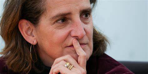 随着全球市场竞争加剧,欧盟竞争主管重申其坚定执行严格反垄断措施,旨在维护市场公平竞争环境,推动创新与消费者权益保护。本文深入解析欧盟反垄断政策的发展趋势及其对全球经济的深远影响。
