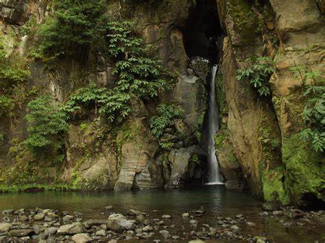 萨尔托·杜·卡布里托瀑布位于亚速尔群岛圣米格尔岛的里贝拉格兰德,是一个融合了壮丽瀑布与自然美景的旅游胜地。这里不仅适合徒步探险,更提供激动人心的峡谷漂降体验,深受自然爱好者和户外探险者的喜爱。
